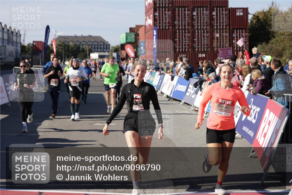 03.10.2025 - Köhlbrandbrückenlauf Jannik Wohlers http://msf.ph/oto/9096790 03.10.2025 13:21:09 Ziel 4393, 4601, 4680, 4749, 4846, 5265, 5363, 5450, 5618, 5746, 5878, 5882, 5883, 6262, 6282, 6296, 6602, 6645, 6646, 6648, 6650, 6756 meine-sportfotos.de