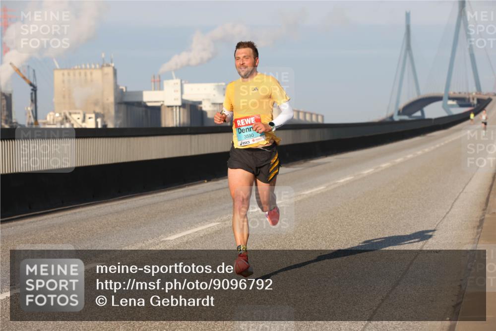 03.10.2025 - Köhlbrandbrückenlauf Lena Gebhardt http://msf.ph/oto/9096792 03.10.2025 09:33:17 Position 2 3590 meine-sportfotos.de