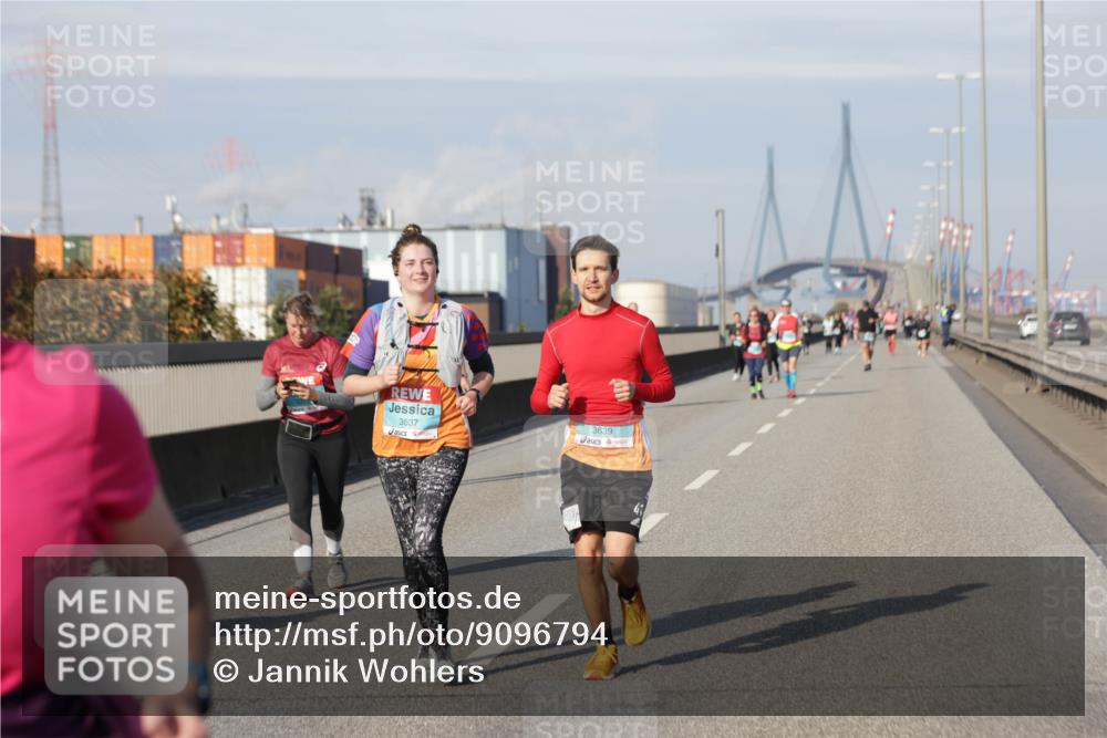 03.10.2025 - Köhlbrandbrückenlauf Jannik Wohlers http://msf.ph/oto/9096794 03.10.2025 10:17:24 Position 3 3637, 3639 meine-sportfotos.de