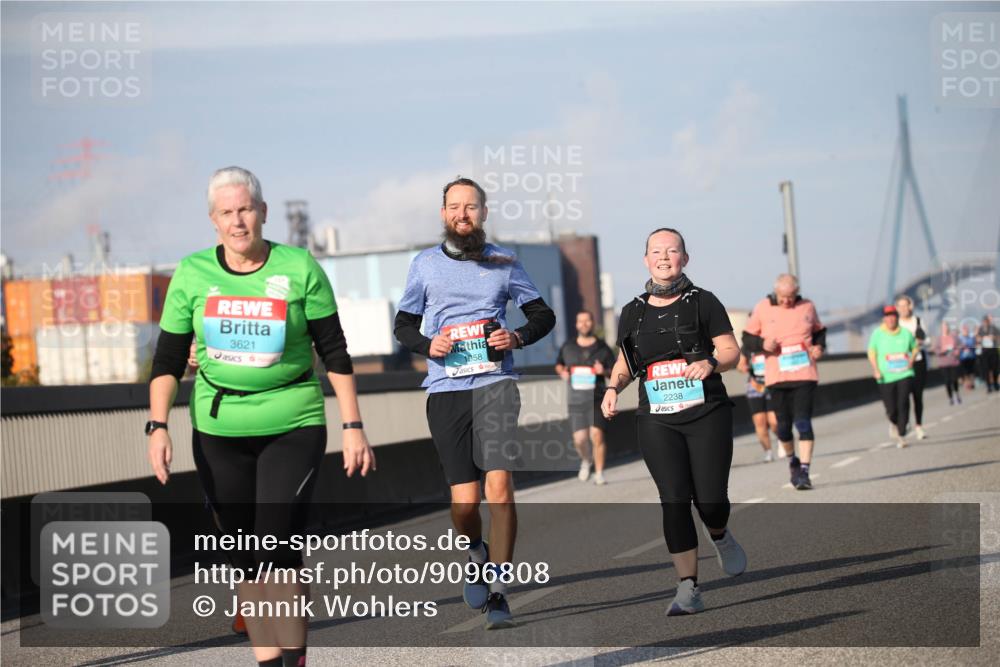 03.10.2025 - Köhlbrandbrückenlauf Jannik Wohlers http://msf.ph/oto/9096808 03.10.2025 10:15:14 Position 3 3621, 1958, 2238 meine-sportfotos.de