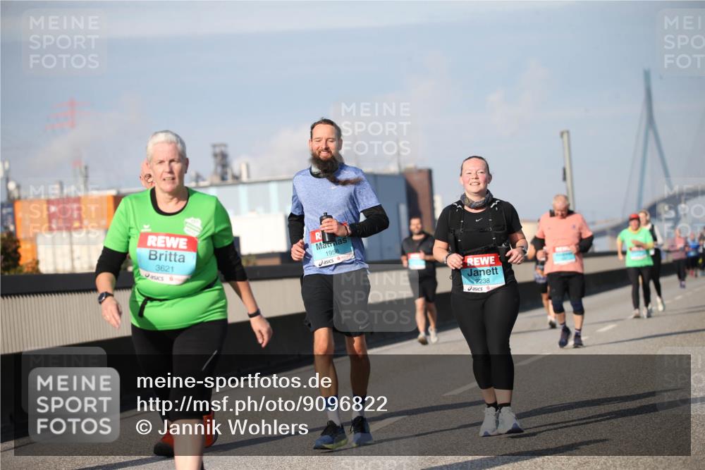 03.10.2025 - Köhlbrandbrückenlauf Jannik Wohlers http://msf.ph/oto/9096822 03.10.2025 10:15:14 Position 3 3621, 1958, 2238 meine-sportfotos.de