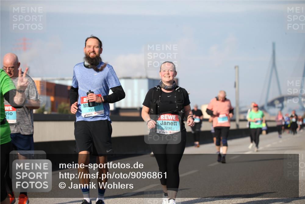 03.10.2025 - Köhlbrandbrückenlauf Jannik Wohlers http://msf.ph/oto/9096861 03.10.2025 10:15:15 Position 3 13, 1958, 2238 meine-sportfotos.de