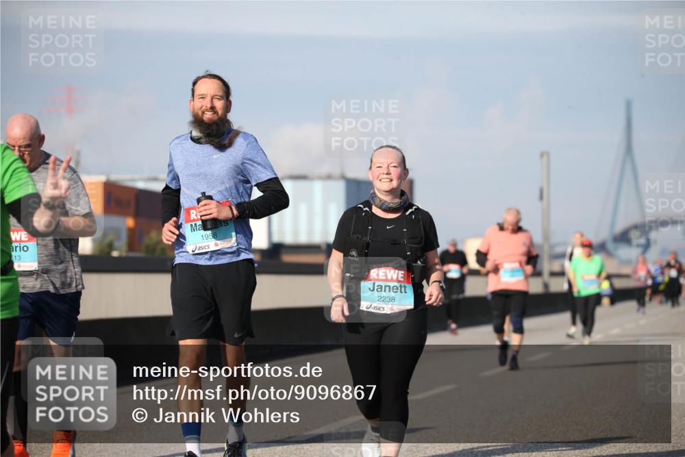 03.10.2025 - Köhlbrandbrückenlauf Jannik Wohlers http://msf.ph/oto/9096867 03.10.2025 10:15:15 Position 3 513, 1958, 2238 meine-sportfotos.de