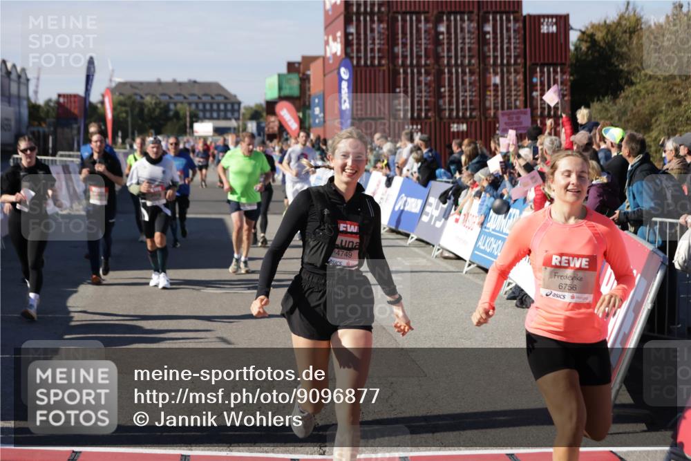 03.10.2025 - Köhlbrandbrückenlauf Jannik Wohlers http://msf.ph/oto/9096877 03.10.2025 13:21:09 Ziel 4393, 4601, 4680, 4749, 4846, 5265, 5363, 5450, 5618, 5746, 5878, 5882, 5883, 6262, 6282, 6296, 6602, 6645, 6646, 6648, 6650, 6756 meine-sportfotos.de
