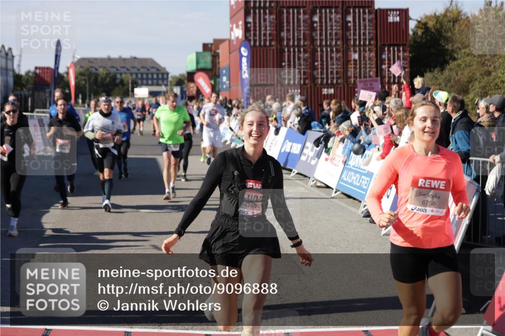 03.10.2025 - Köhlbrandbrückenlauf Jannik Wohlers http://msf.ph/oto/9096888 03.10.2025 13:21:09 Ziel 4393, 4601, 4680, 4749, 4846, 5265, 5363, 5450, 5618, 5746, 5878, 5882, 5883, 6262, 6282, 6296, 6602, 6645, 6646, 6648, 6650, 6756 meine-sportfotos.de