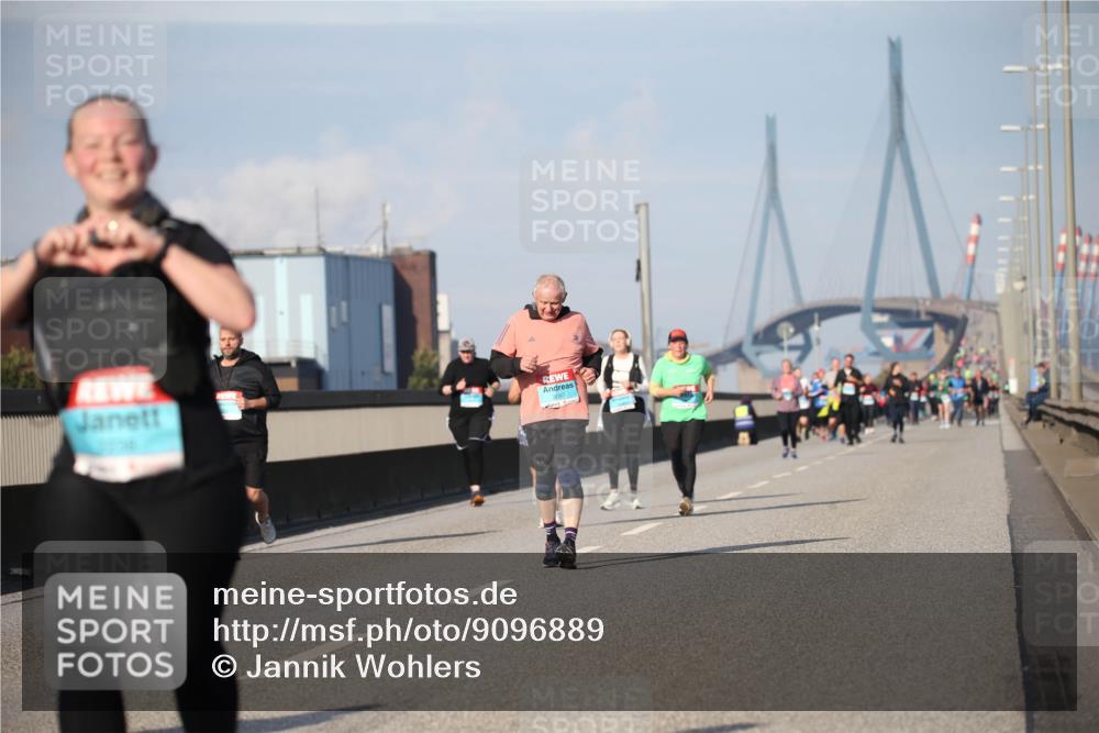03.10.2025 - Köhlbrandbrückenlauf Jannik Wohlers http://msf.ph/oto/9096889 03.10.2025 10:15:17 Position 3 3097 meine-sportfotos.de