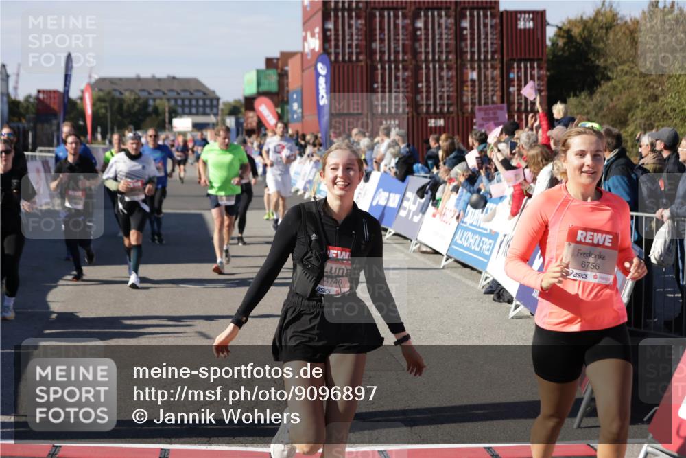 03.10.2025 - Köhlbrandbrückenlauf Jannik Wohlers http://msf.ph/oto/9096897 03.10.2025 13:21:09 Ziel 4393, 4601, 4680, 4749, 4846, 5265, 5363, 5450, 5618, 5746, 5878, 5882, 5883, 6262, 6282, 6296, 6602, 6645, 6646, 6648, 6650, 6756 meine-sportfotos.de