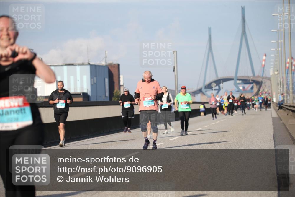 03.10.2025 - Köhlbrandbrückenlauf Jannik Wohlers http://msf.ph/oto/9096905 03.10.2025 10:15:17 Position 3 3097 meine-sportfotos.de