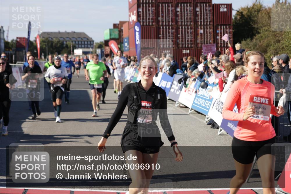 03.10.2025 - Köhlbrandbrückenlauf Jannik Wohlers http://msf.ph/oto/9096910 03.10.2025 13:21:09 Ziel 4393, 4601, 4680, 4749, 4846, 5265, 5363, 5450, 5618, 5746, 5878, 5882, 5883, 6262, 6282, 6296, 6602, 6645, 6646, 6648, 6650, 6756 meine-sportfotos.de