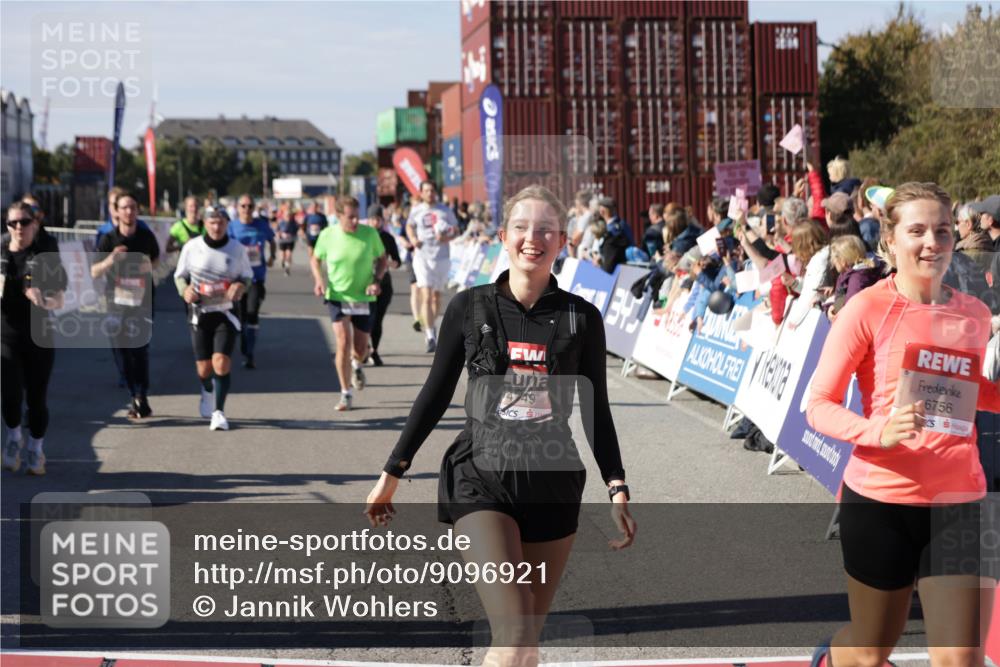 03.10.2025 - Köhlbrandbrückenlauf Jannik Wohlers http://msf.ph/oto/9096921 03.10.2025 13:21:09 Ziel 4393, 4601, 4680, 4749, 4846, 5265, 5363, 5450, 5618, 5746, 5878, 5882, 5883, 6262, 6282, 6296, 6602, 6645, 6646, 6648, 6650, 6756 meine-sportfotos.de
