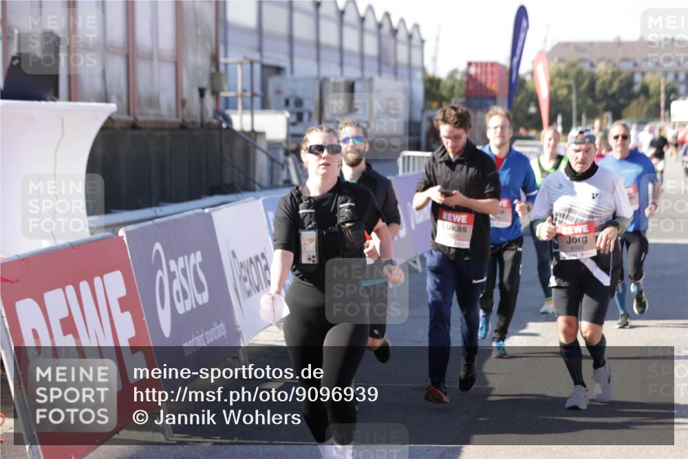 03.10.2025 - Köhlbrandbrückenlauf Jannik Wohlers http://msf.ph/oto/9096939 03.10.2025 13:21:10 Ziel 4363, 4393, 4601, 4680, 4749, 4846, 5265, 5363, 5450, 5618, 5746, 5873, 5878, 5882, 5883, 6262, 6282, 6296, 6602, 6645, 6646, 6648, 6650, 6756 meine-sportfotos.de