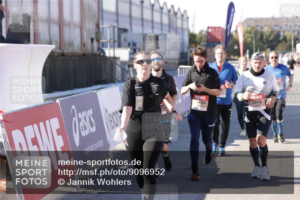 03.10.2025 - Köhlbrandbrückenlauf Jannik Wohlers http://msf.ph/oto/9096952 03.10.2025 13:21:10 Ziel 4363, 4393, 4601, 4680, 4749, 4846, 5265, 5363, 5450, 5618, 5746, 5873, 5878, 5882, 5883, 6262, 6282, 6296, 6602, 6645, 6646, 6648, 6650, 6756 meine-sportfotos.de