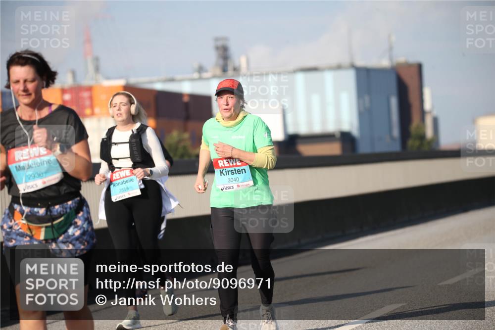 03.10.2025 - Köhlbrandbrückenlauf Jannik Wohlers http://msf.ph/oto/9096971 03.10.2025 10:15:28 Position 3 2936, 2859, 3040 meine-sportfotos.de