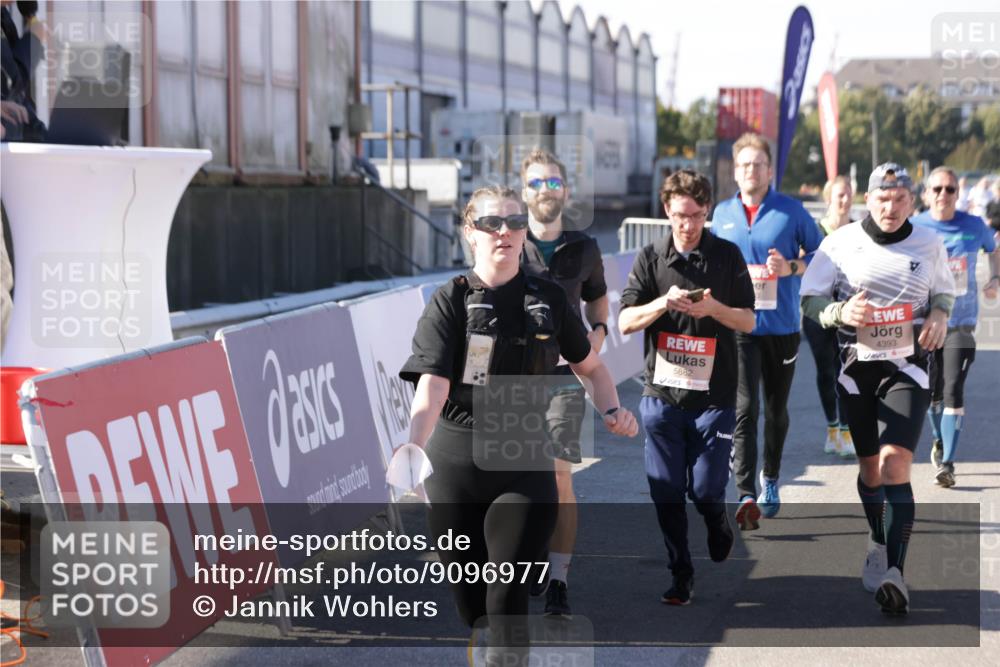 03.10.2025 - Köhlbrandbrückenlauf Jannik Wohlers http://msf.ph/oto/9096977 03.10.2025 13:21:10 Ziel 4363, 4393, 4601, 4680, 4749, 4846, 5265, 5363, 5450, 5618, 5746, 5873, 5878, 5882, 5883, 6262, 6282, 6296, 6602, 6645, 6646, 6648, 6650, 6756 meine-sportfotos.de