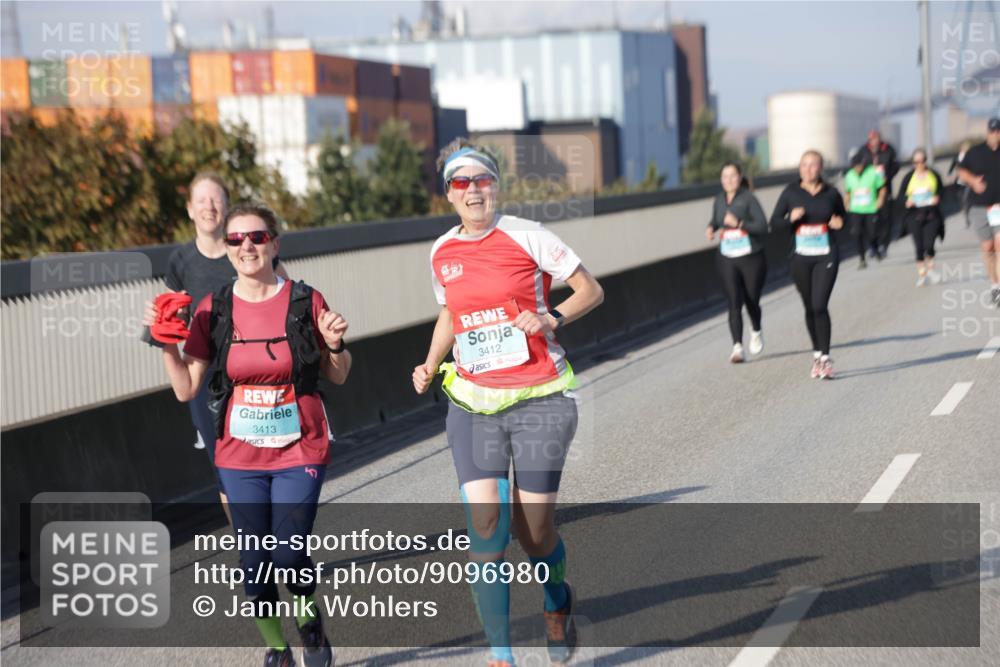 03.10.2025 - Köhlbrandbrückenlauf Jannik Wohlers http://msf.ph/oto/9096980 03.10.2025 10:17:41 Position 3 3413, 3412 meine-sportfotos.de