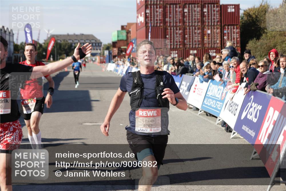 03.10.2025 - Köhlbrandbrückenlauf Jannik Wohlers http://msf.ph/oto/9096982 03.10.2025 12:55:46 Ziel 4001, 4594, 6100, 6480, 6762 meine-sportfotos.de