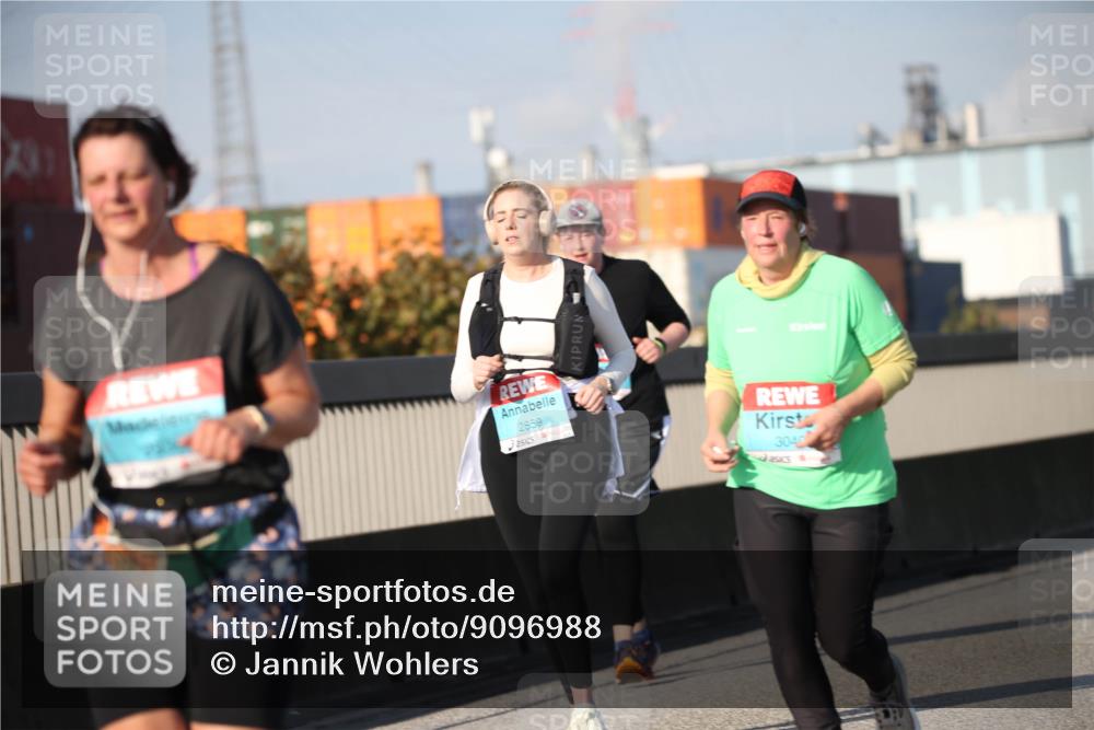 03.10.2025 - Köhlbrandbrückenlauf Jannik Wohlers http://msf.ph/oto/9096988 03.10.2025 10:15:29 Position 3 731, 2859, 3040 meine-sportfotos.de