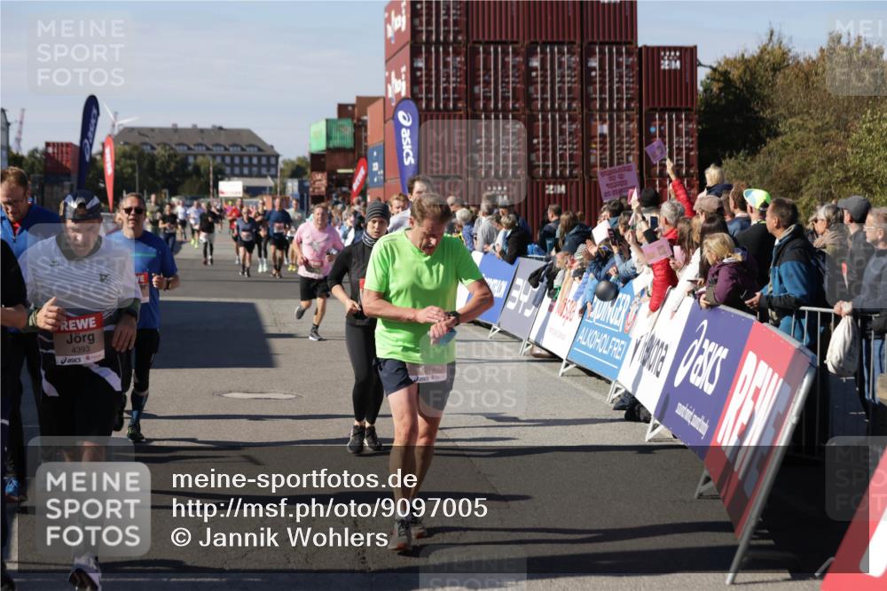 03.10.2025 - Köhlbrandbrückenlauf Jannik Wohlers http://msf.ph/oto/9097005 03.10.2025 13:21:12 Ziel 4363, 4393, 4601, 4680, 4749, 4846, 5265, 5363, 5450, 5618, 5746, 5873, 5878, 5882, 5883, 6262, 6282, 6602, 6756 meine-sportfotos.de