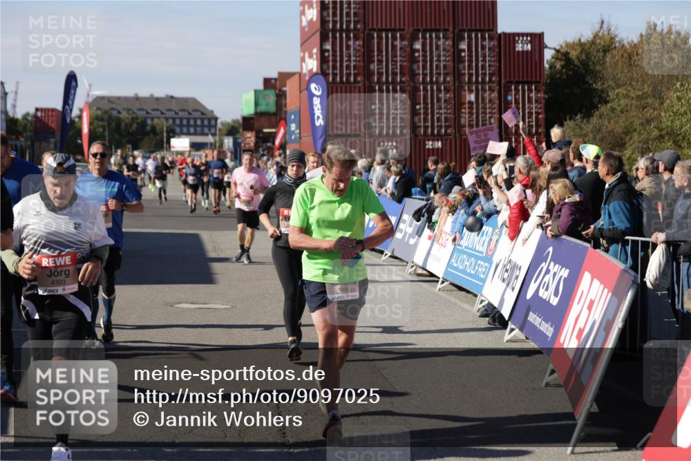 03.10.2025 - Köhlbrandbrückenlauf Jannik Wohlers http://msf.ph/oto/9097025 03.10.2025 13:21:12 Ziel 4363, 4393, 4601, 4680, 4749, 4846, 5265, 5363, 5450, 5618, 5746, 5873, 5878, 5882, 5883, 6262, 6282, 6602, 6756 meine-sportfotos.de