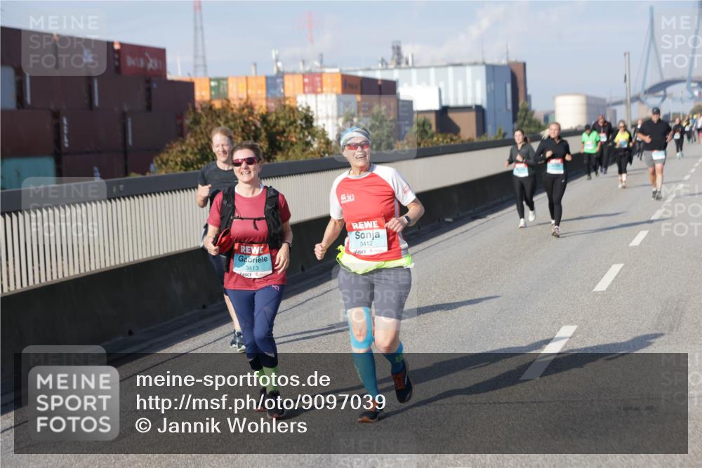 03.10.2025 - Köhlbrandbrückenlauf Jannik Wohlers http://msf.ph/oto/9097039 03.10.2025 10:17:42 Position 3 3413, 3412 meine-sportfotos.de