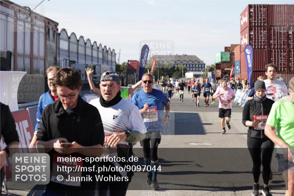 03.10.2025 - Köhlbrandbrückenlauf Jannik Wohlers http://msf.ph/oto/9097044 03.10.2025 13:21:13 Ziel 4363, 4393, 4601, 4680, 4749, 4846, 5265, 5363, 5450, 5618, 5746, 5873, 5878, 5882, 5883, 6262, 6282, 6602, 6756 meine-sportfotos.de