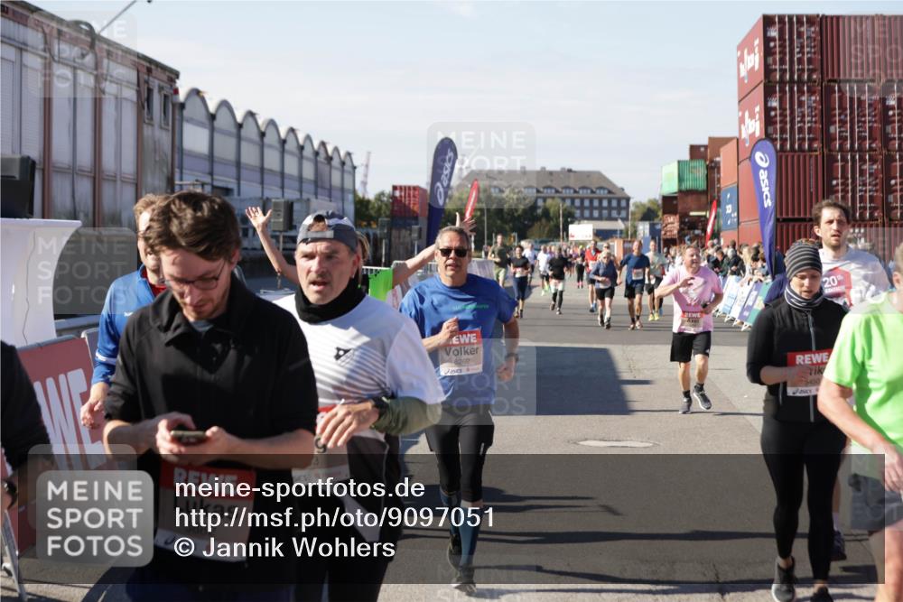 03.10.2025 - Köhlbrandbrückenlauf Jannik Wohlers http://msf.ph/oto/9097051 03.10.2025 13:21:13 Ziel 4363, 4393, 4601, 4680, 4749, 4846, 5265, 5363, 5450, 5618, 5746, 5873, 5878, 5882, 5883, 6262, 6282, 6602, 6756 meine-sportfotos.de