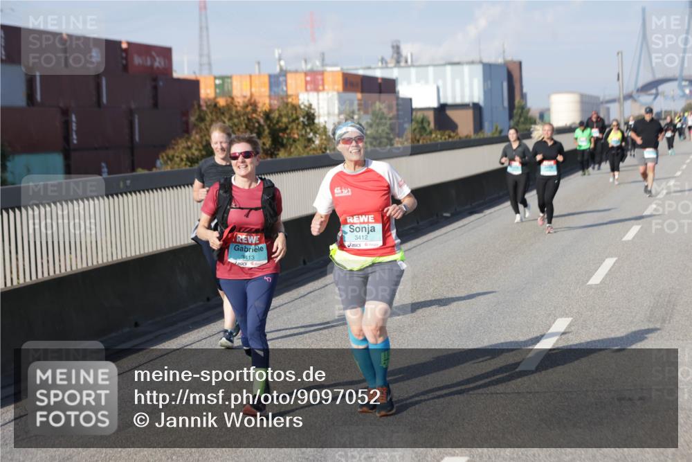 03.10.2025 - Köhlbrandbrückenlauf Jannik Wohlers http://msf.ph/oto/9097052 03.10.2025 10:17:42 Position 3 17, 3413, 3412 meine-sportfotos.de