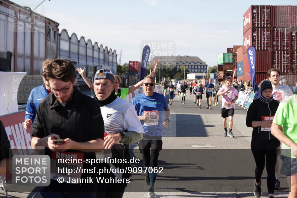 03.10.2025 - Köhlbrandbrückenlauf Jannik Wohlers http://msf.ph/oto/9097062 03.10.2025 13:21:13 Ziel 4363, 4393, 4601, 4680, 4749, 4846, 5265, 5363, 5450, 5618, 5746, 5873, 5878, 5882, 5883, 6262, 6282, 6602, 6756 meine-sportfotos.de