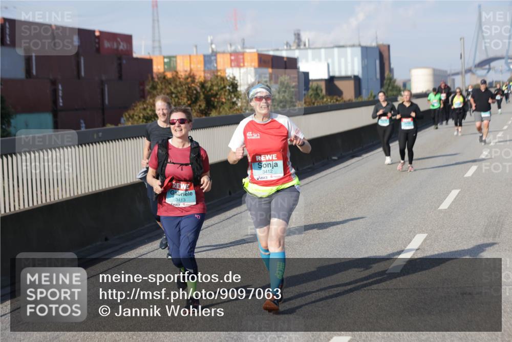 03.10.2025 - Köhlbrandbrückenlauf Jannik Wohlers http://msf.ph/oto/9097063 03.10.2025 10:17:42 Position 3 455, 3413, 3412 meine-sportfotos.de