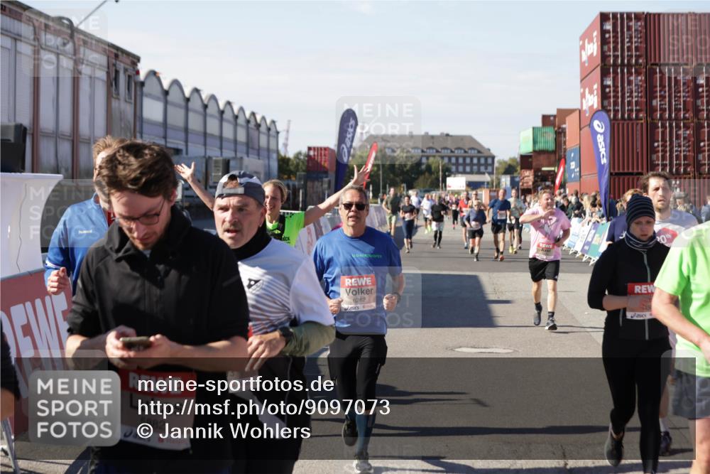 03.10.2025 - Köhlbrandbrückenlauf Jannik Wohlers http://msf.ph/oto/9097073 03.10.2025 13:21:13 Ziel 4363, 4393, 4601, 4680, 4749, 4846, 5265, 5363, 5450, 5618, 5746, 5873, 5878, 5882, 5883, 6262, 6282, 6602, 6756 meine-sportfotos.de