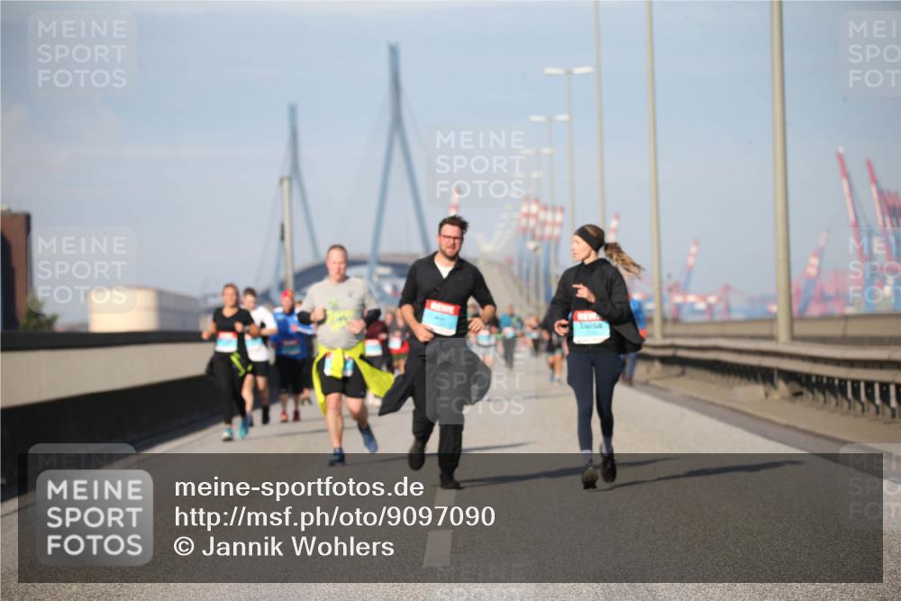 03.10.2025 - Köhlbrandbrückenlauf Jannik Wohlers http://msf.ph/oto/9097090 03.10.2025 10:15:48 Position 3  meine-sportfotos.de