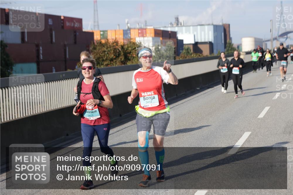 03.10.2025 - Köhlbrandbrückenlauf Jannik Wohlers http://msf.ph/oto/9097091 03.10.2025 10:17:42 Position 3 3413, 3412 meine-sportfotos.de
