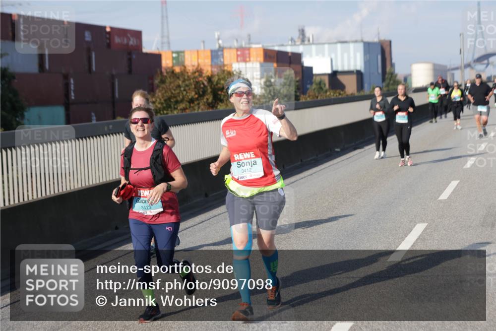 03.10.2025 - Köhlbrandbrückenlauf Jannik Wohlers http://msf.ph/oto/9097098 03.10.2025 10:17:42 Position 3 3413, 3412 meine-sportfotos.de