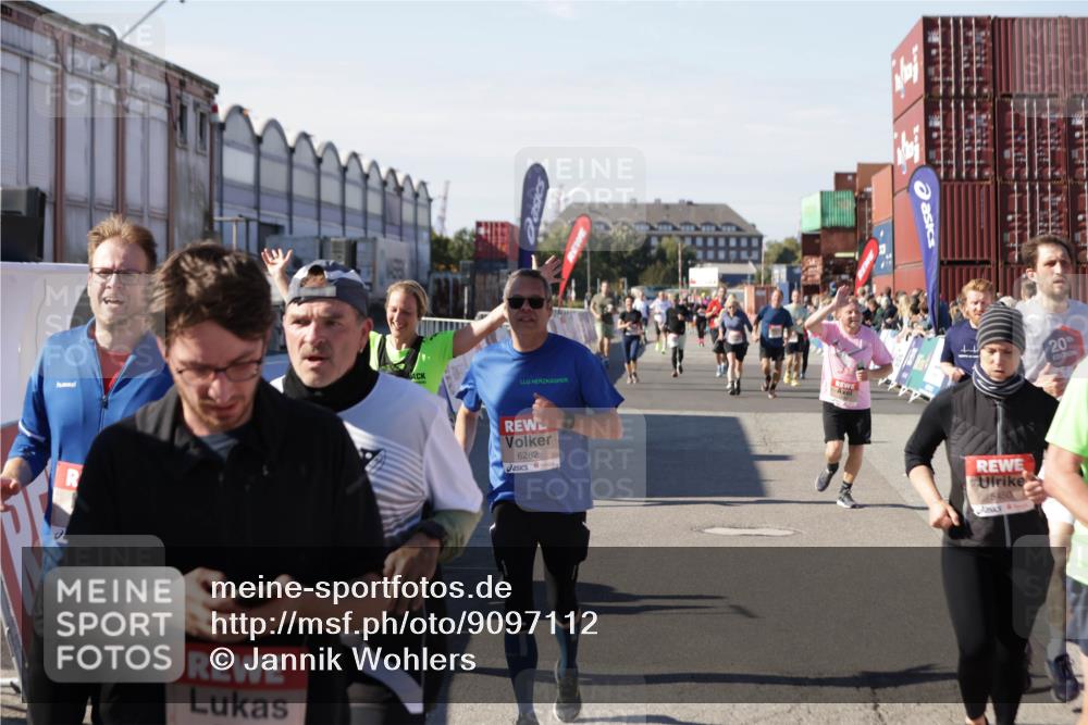 03.10.2025 - Köhlbrandbrückenlauf Jannik Wohlers http://msf.ph/oto/9097112 03.10.2025 13:21:13 Ziel 4363, 4393, 4601, 4680, 4749, 4846, 5265, 5363, 5450, 5618, 5746, 5873, 5878, 5882, 5883, 6262, 6282, 6602, 6756 meine-sportfotos.de