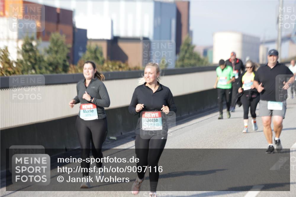 03.10.2025 - Köhlbrandbrückenlauf Jannik Wohlers http://msf.ph/oto/9097116 03.10.2025 10:17:45 Position 3 3373, 3374 meine-sportfotos.de