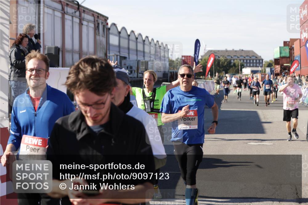03.10.2025 - Köhlbrandbrückenlauf Jannik Wohlers http://msf.ph/oto/9097123 03.10.2025 13:21:14 Ziel 4363, 4393, 4601, 4680, 4749, 4846, 5265, 5363, 5450, 5618, 5746, 5873, 5878, 5882, 5883, 6262, 6282, 6602, 6756 meine-sportfotos.de