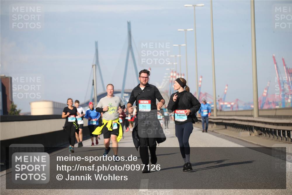 03.10.2025 - Köhlbrandbrückenlauf Jannik Wohlers http://msf.ph/oto/9097126 03.10.2025 10:15:49 Position 3 3733, 2771 meine-sportfotos.de
