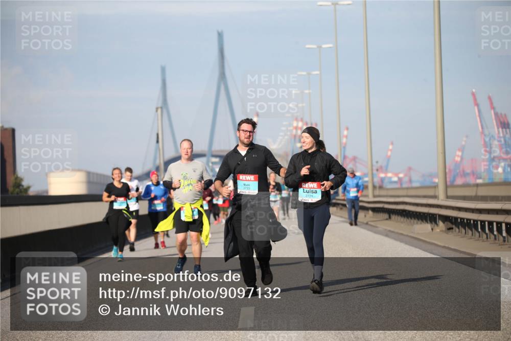 03.10.2025 - Köhlbrandbrückenlauf Jannik Wohlers http://msf.ph/oto/9097132 03.10.2025 10:15:49 Position 3 3733, 2771 meine-sportfotos.de