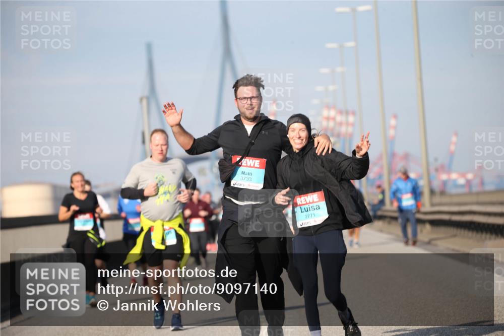 03.10.2025 - Köhlbrandbrückenlauf Jannik Wohlers http://msf.ph/oto/9097140 03.10.2025 10:15:50 Position 3 3733, 2771 meine-sportfotos.de