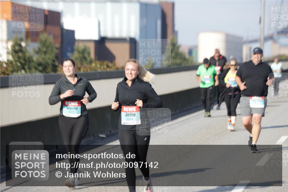 03.10.2025 - Köhlbrandbrückenlauf Jannik Wohlers http://msf.ph/oto/9097142 03.10.2025 10:17:46 Position 3 3373, 3374 meine-sportfotos.de