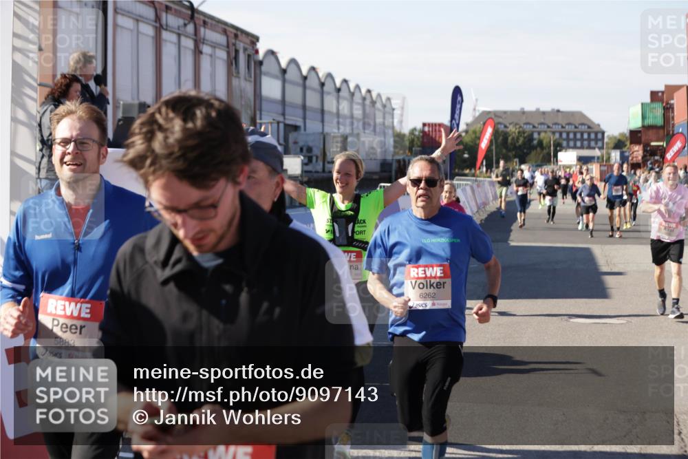 03.10.2025 - Köhlbrandbrückenlauf Jannik Wohlers http://msf.ph/oto/9097143 03.10.2025 13:21:14 Ziel 4363, 4393, 4601, 4680, 4749, 4846, 5265, 5363, 5450, 5618, 5746, 5873, 5878, 5882, 5883, 6262, 6282, 6602, 6756 meine-sportfotos.de