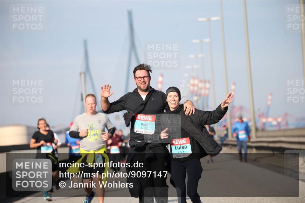 03.10.2025 - Köhlbrandbrückenlauf Jannik Wohlers http://msf.ph/oto/9097147 03.10.2025 10:15:50 Position 3 3733, 2771 meine-sportfotos.de