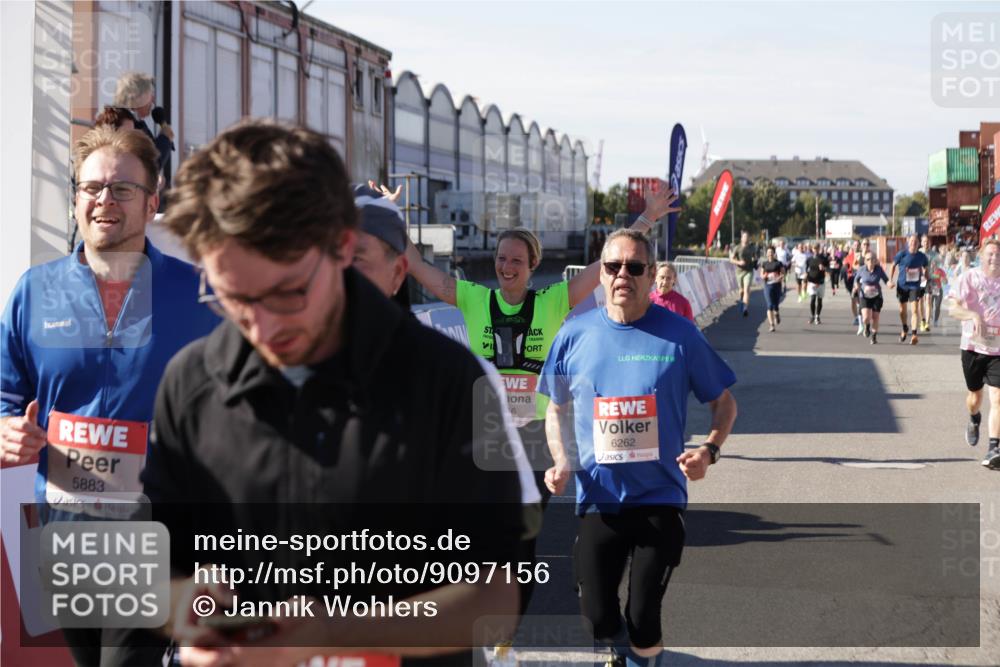 03.10.2025 - Köhlbrandbrückenlauf Jannik Wohlers http://msf.ph/oto/9097156 03.10.2025 13:21:14 Ziel 4363, 4393, 4601, 4680, 4749, 4846, 5265, 5363, 5450, 5618, 5746, 5873, 5878, 5882, 5883, 6262, 6282, 6602, 6756 meine-sportfotos.de