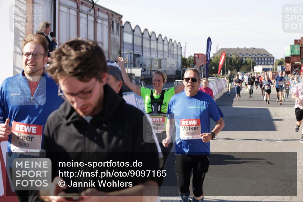 03.10.2025 - Köhlbrandbrückenlauf Jannik Wohlers http://msf.ph/oto/9097165 03.10.2025 13:21:14 Ziel 4363, 4393, 4601, 4680, 4749, 4846, 5265, 5363, 5450, 5618, 5746, 5873, 5878, 5882, 5883, 6262, 6282, 6602, 6756 meine-sportfotos.de