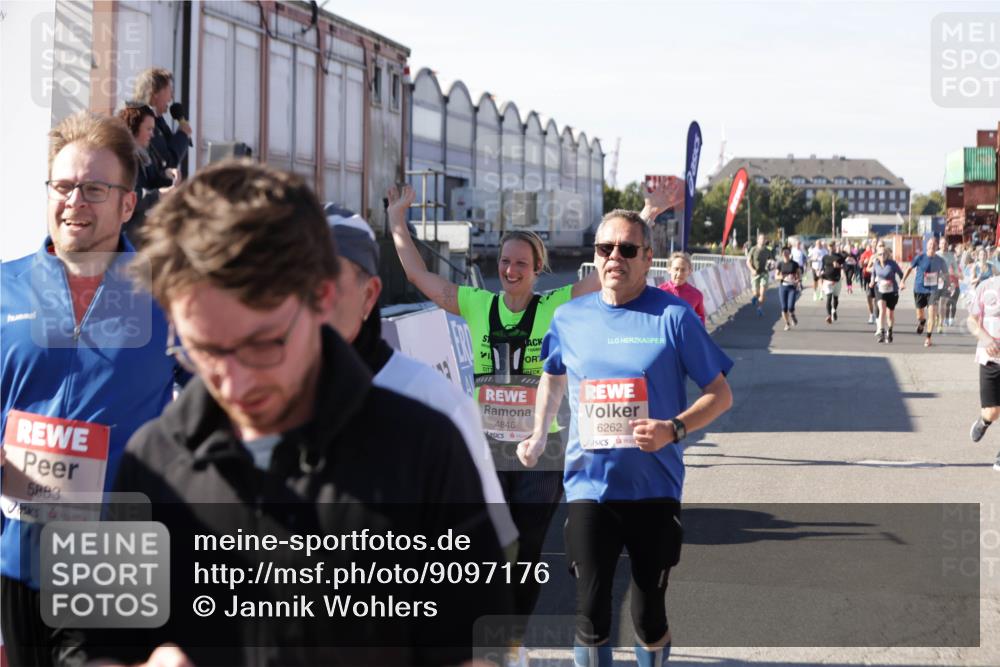 03.10.2025 - Köhlbrandbrückenlauf Jannik Wohlers http://msf.ph/oto/9097176 03.10.2025 13:21:14 Ziel 4363, 4393, 4601, 4680, 4749, 4846, 5265, 5363, 5450, 5618, 5746, 5873, 5878, 5882, 5883, 6262, 6282, 6602, 6756 meine-sportfotos.de
