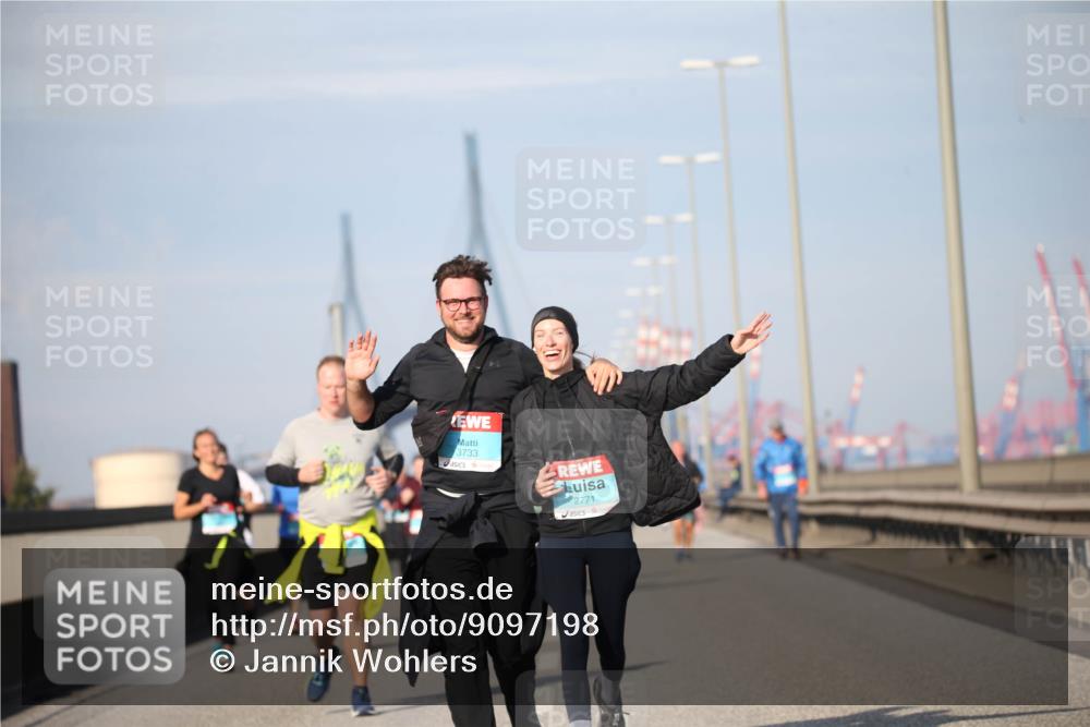 03.10.2025 - Köhlbrandbrückenlauf Jannik Wohlers http://msf.ph/oto/9097198 03.10.2025 10:15:51 Position 3 3733, 2771 meine-sportfotos.de