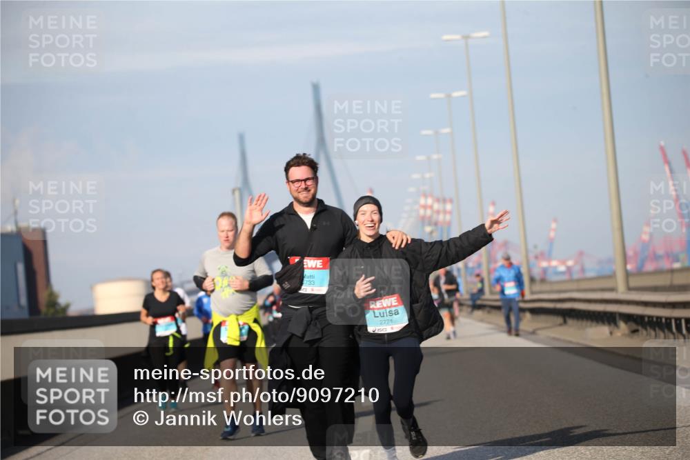03.10.2025 - Köhlbrandbrückenlauf Jannik Wohlers http://msf.ph/oto/9097210 03.10.2025 10:15:51 Position 3 733, 2771 meine-sportfotos.de