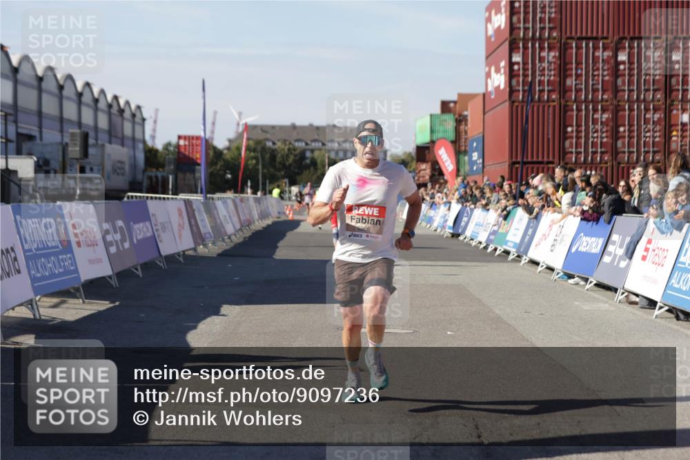 03.10.2025 - Köhlbrandbrückenlauf Jannik Wohlers http://msf.ph/oto/9097236 03.10.2025 12:55:58 Ziel 5966, 6480, 6778 meine-sportfotos.de