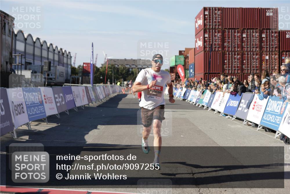 03.10.2025 - Köhlbrandbrückenlauf Jannik Wohlers http://msf.ph/oto/9097255 03.10.2025 12:55:58 Ziel 5966, 6480, 6778 meine-sportfotos.de