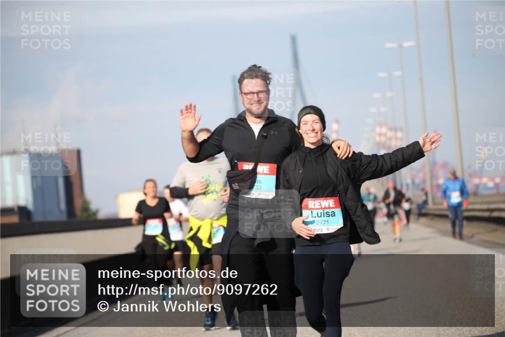 03.10.2025 - Köhlbrandbrückenlauf Jannik Wohlers http://msf.ph/oto/9097262 03.10.2025 10:15:52 Position 3 33, 2771 meine-sportfotos.de